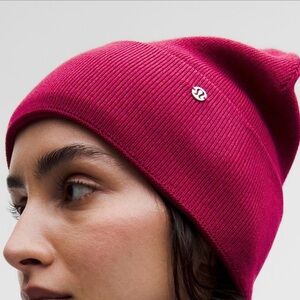 lululemon Warm Revelation Beanie Shine - Berry Rumble